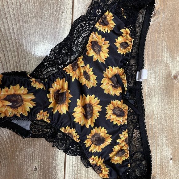New size large never worn bras and panties! Size is roughly a 36c.5 sets total!